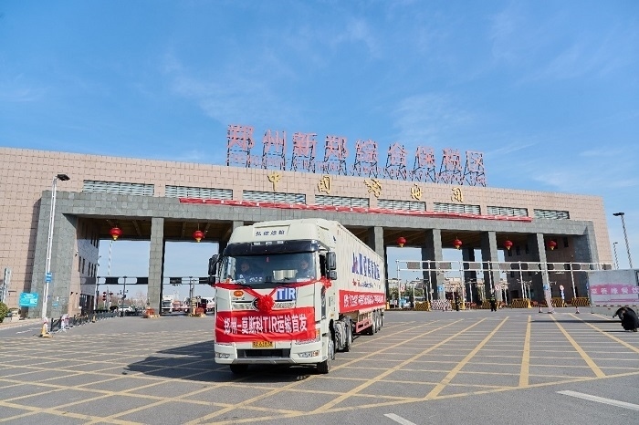 2023年2月20日，鄭州—莫斯科TIR運輸首發(fā)車輛駛出鄭州新鄭綜合保稅區(qū)。新鄭海關供圖