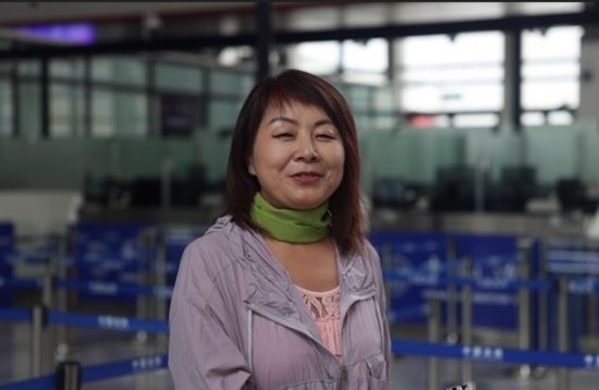 7月22日，曾經(jīng)在老撾瑯勃拉邦工作過(guò)3年的加拿大華僑孫月玲乘坐中老鐵路國(guó)際旅客列車(chē)從中國(guó)出境。衛(wèi)海林 攝