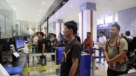 6月13日，乘坐中老鐵路國(guó)際旅客列車的旅客在磨憨邊檢大廳排隊(duì)候檢。李揚(yáng) 攝