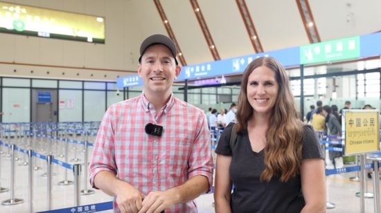 6月13日，來(lái)自美國(guó)的德拉古（Dragoo）夫婦將首次乘坐中老鐵路國(guó)際旅客列車從中國(guó)出境。李揚(yáng) 攝