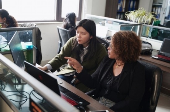 梅德哈妮（右）與中國(guó)同事討論設(shè)計(jì)方案。受訪對(duì)象供圖