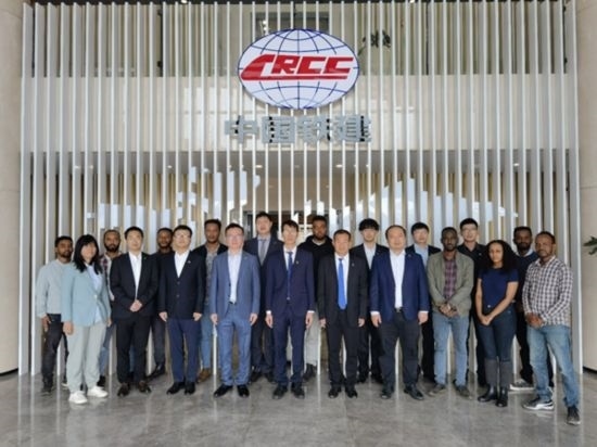 中國(guó)土木福州設(shè)計(jì)院埃塞分院團(tuán)隊(duì)合影。受訪對(duì)象供圖