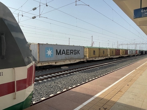 亞吉鐵路吉布提那噶德車站的貨運車廂。人民網(wǎng)記者 趙艷紅攝