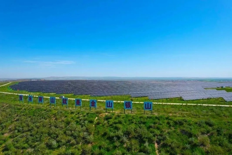 勝利能源露天礦排土場15.3萬千瓦光伏電站并網(wǎng)發(fā)電。受訪者供圖