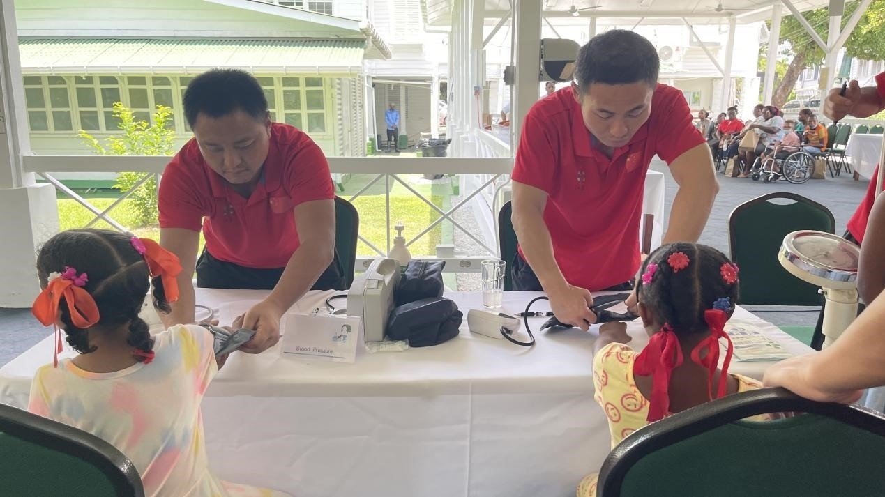 醫(yī)療隊員為福利院兒童進行檢查。第18期援圭亞那醫(yī)療隊供圖