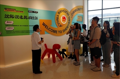 記者團(tuán)在輝山英才社區(qū)采訪。北京外國(guó)語(yǔ)大學(xué) 許青攝