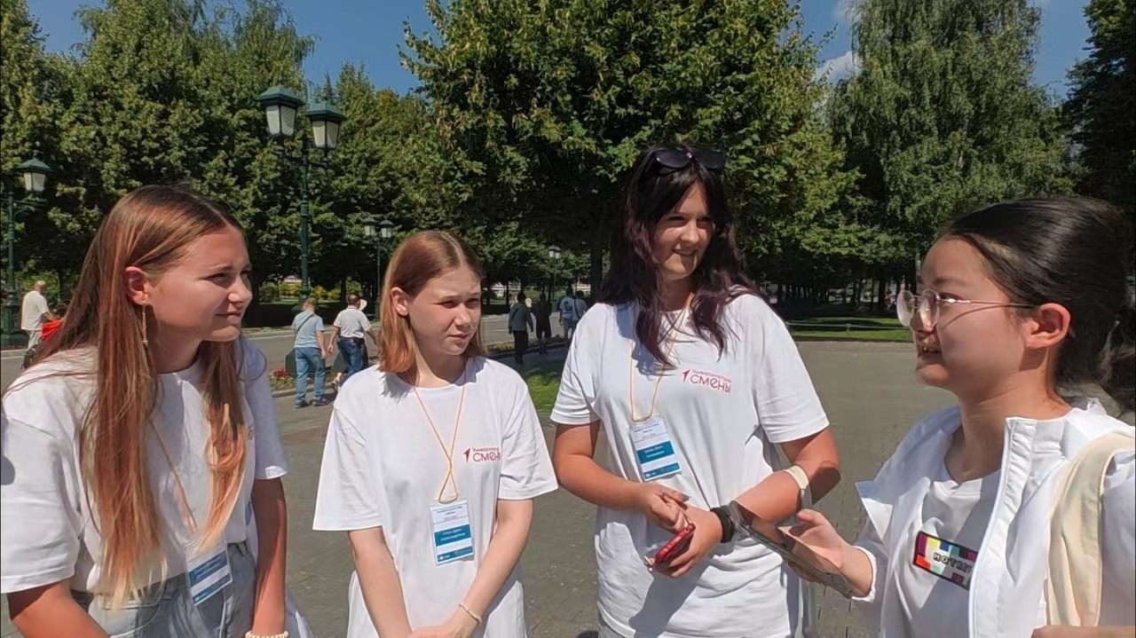 調研團在街頭采訪。北京外國語大學供圖