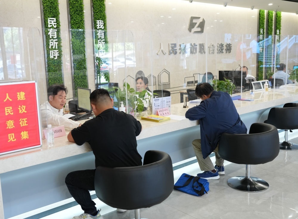 在杭州市余杭區(qū)社會(huì)治理中心，工作人員在接待前來(lái)上訪的群眾（5月25日攝）。新華社記者 翁忻旸 攝