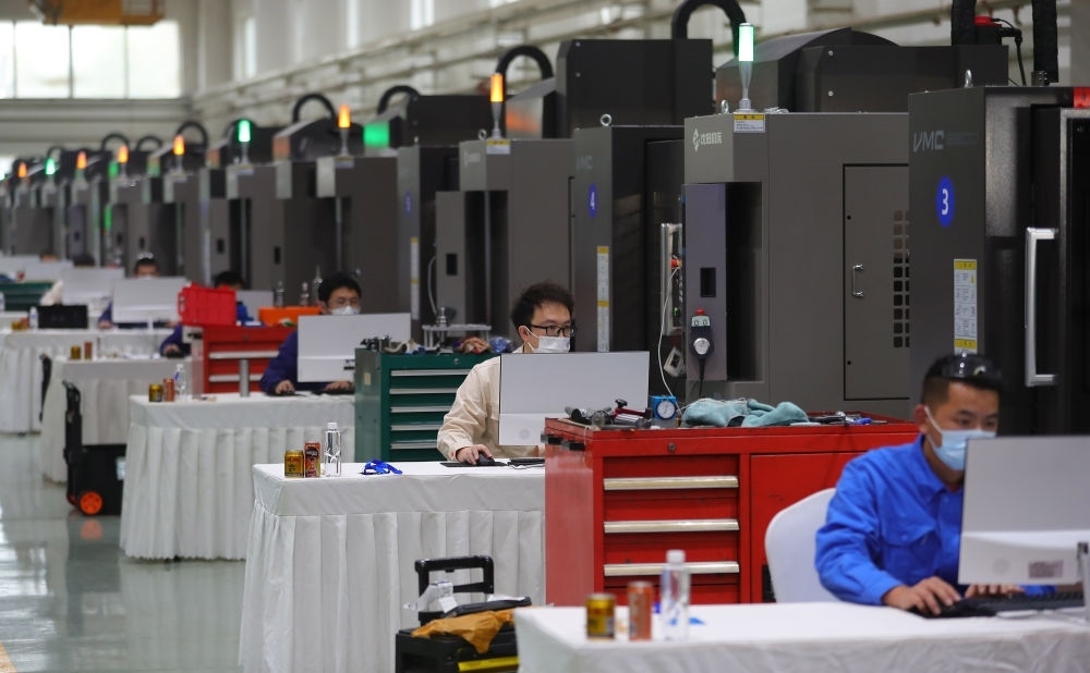 參賽選手在在2022“一帶一路”暨金磚國家技能發(fā)展與技術(shù)創(chuàng)新之“通用技術(shù)杯”數(shù)控多軸加工大賽中比拼（2022年11月10日攝）。新華社記者 楊青 攝