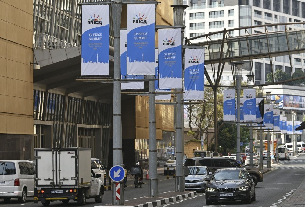 這是8月17日在南非約翰內(nèi)斯堡拍攝的金磚峰會(huì)條幅。金磚國家領(lǐng)導(dǎo)人第十五次會(huì)晤將于南非約翰內(nèi)斯堡舉行。新華社記者 陳誠 攝