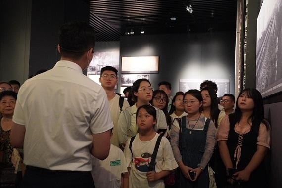 （講解員為記者團(tuán)同學(xué)們講述歷史。北京舞蹈學(xué)院 全峻汐攝