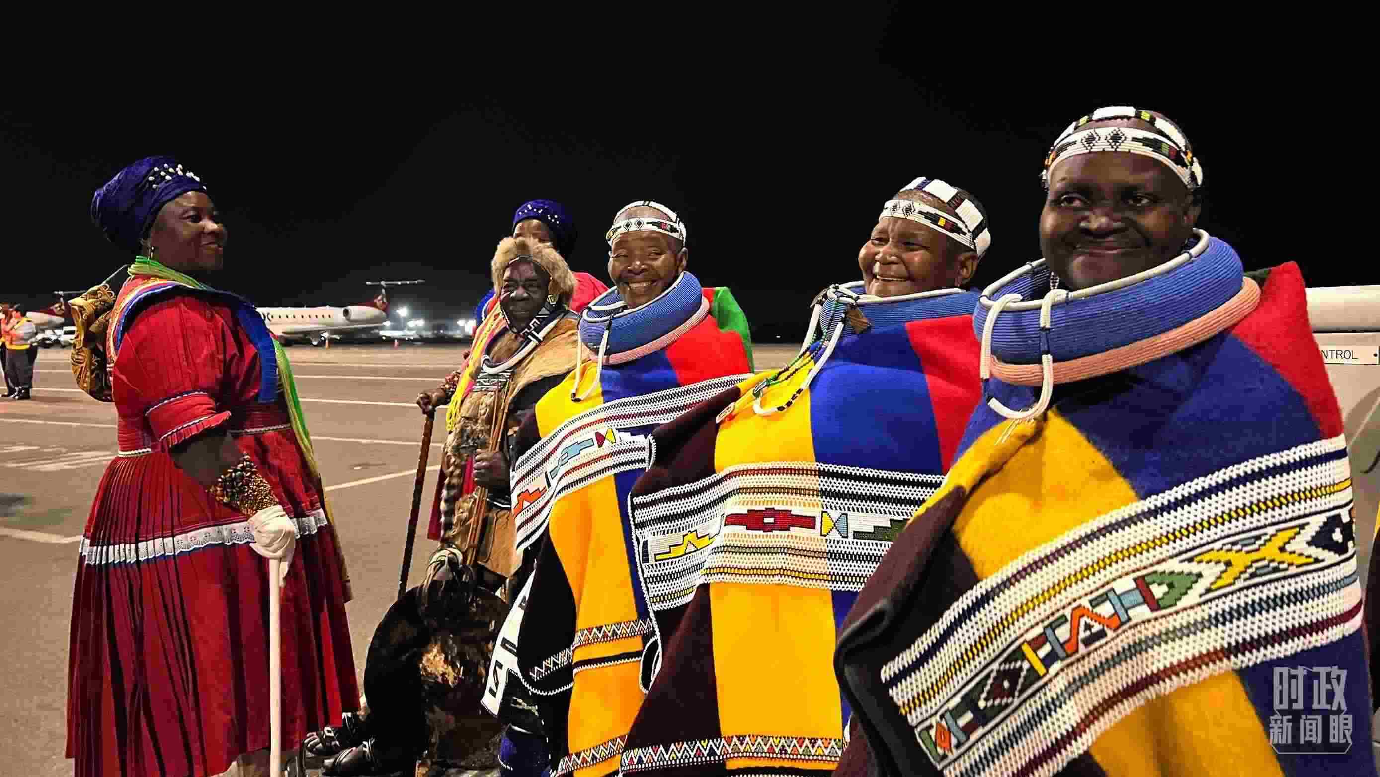 △身穿民族服裝的當(dāng)?shù)孛癖?。（總臺央視記者程鋮拍攝）