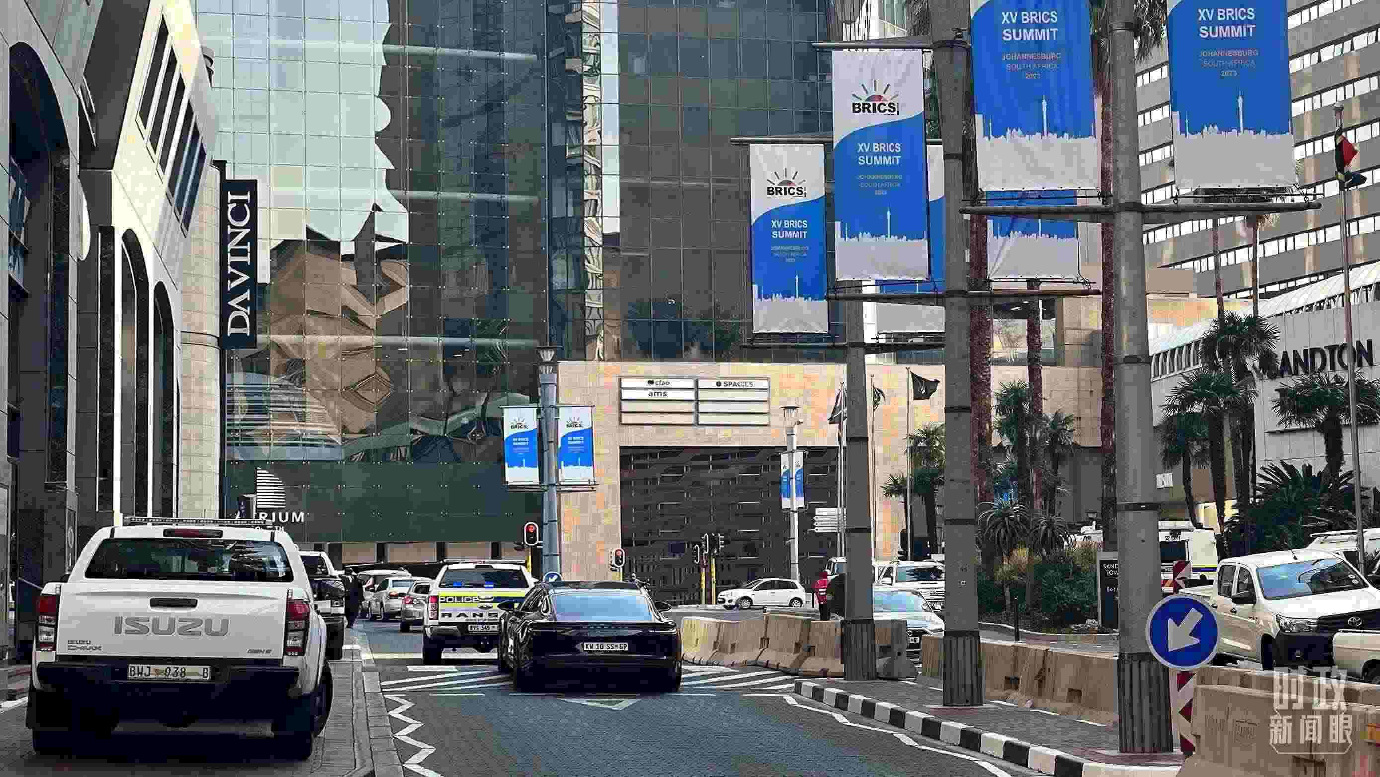 △約翰內(nèi)斯堡，街頭懸掛金磚峰會條幅。（總臺央視記者韓銳拍攝）