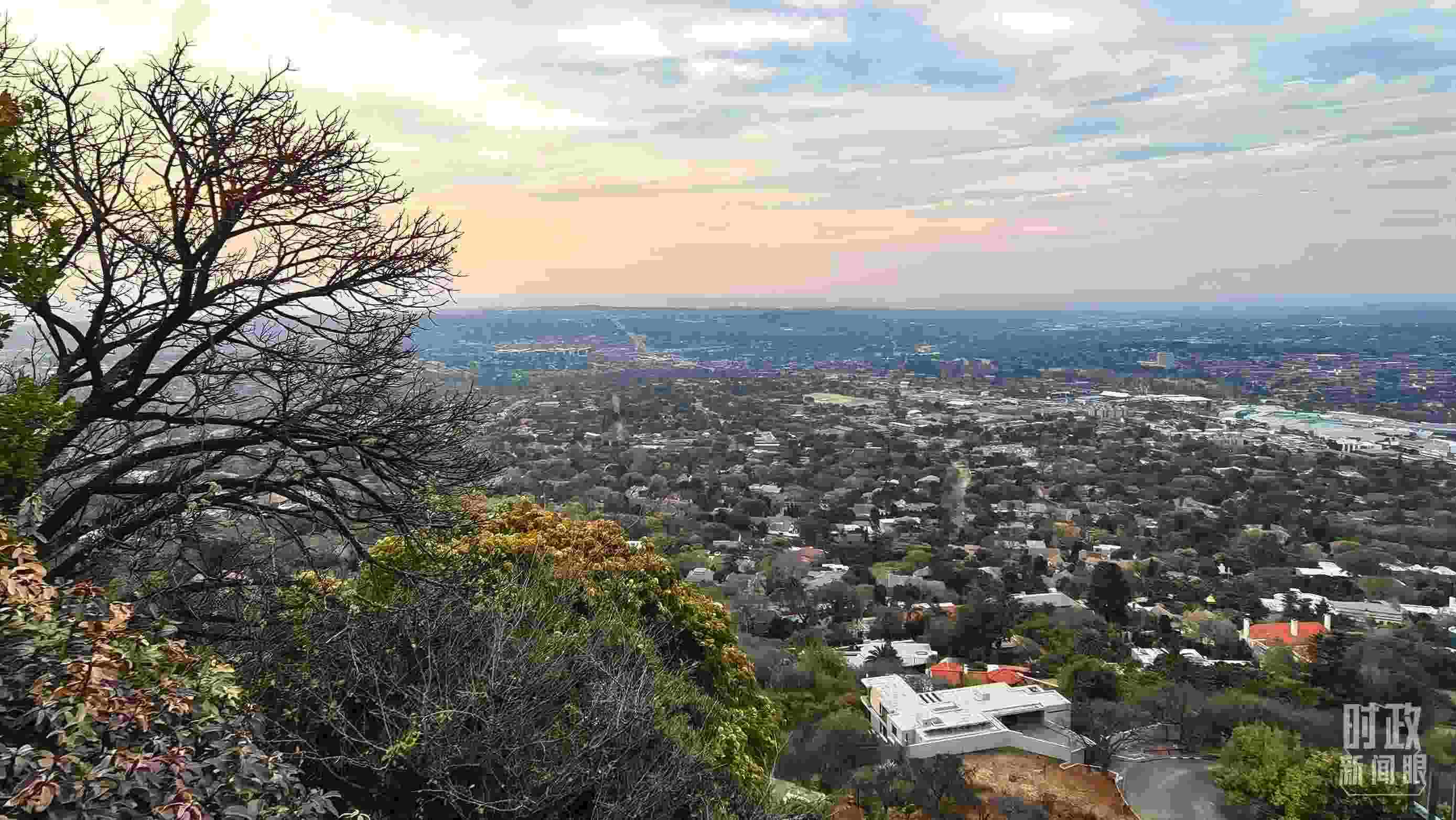 △ 俯瞰南非約翰內(nèi)斯堡。（總臺央視記者韓銳拍攝）