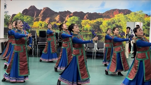 臨潢家園社區(qū)居民在烏蘭牧騎排練廳編排舞蹈。人民網(wǎng)記者 金洪花攝