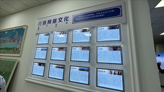社區(qū)服務(wù)中心內(nèi)民族風(fēng)俗文化墻。人民網(wǎng)記者 金洪花攝