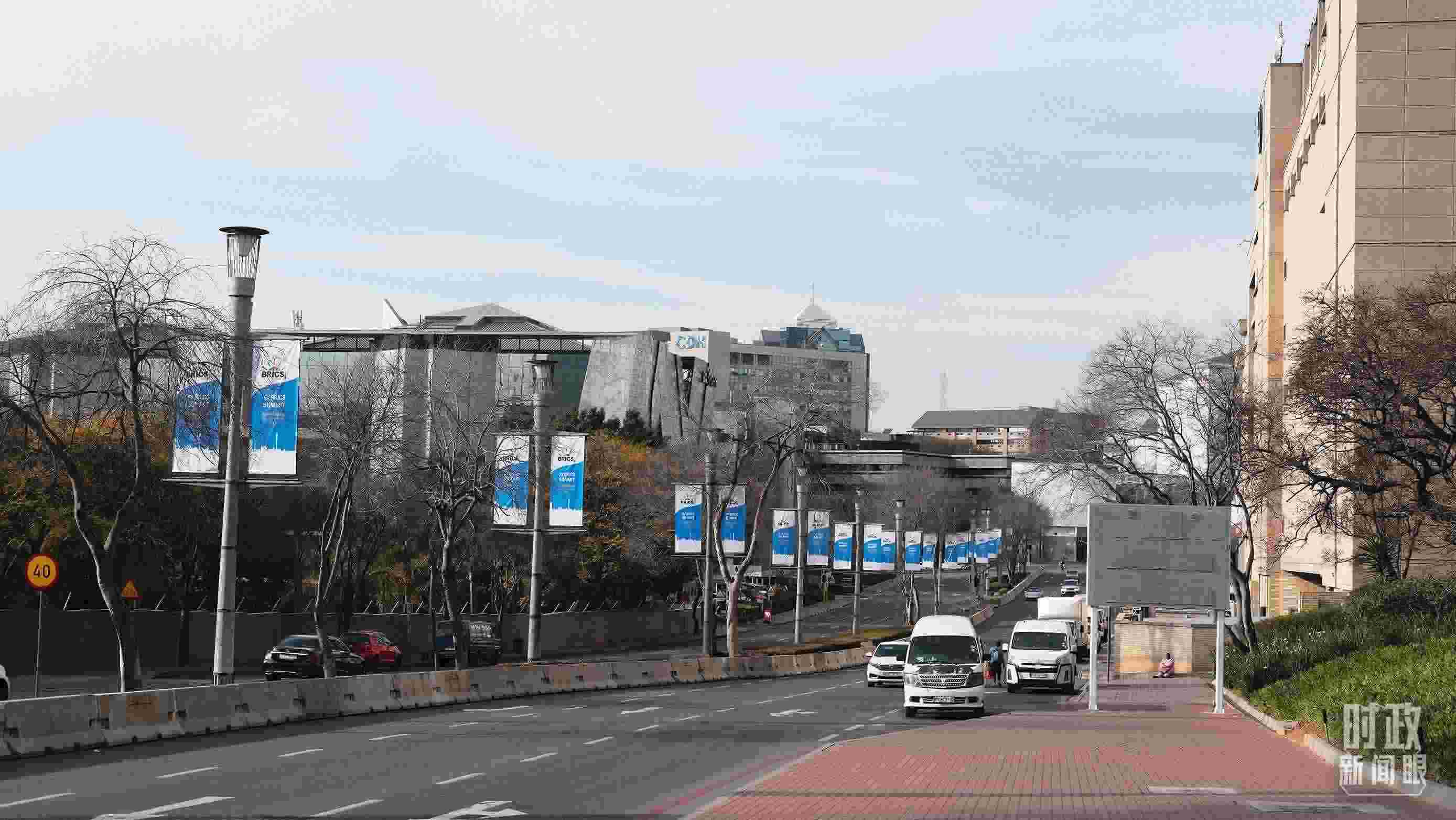 △約翰內(nèi)斯堡，街頭懸掛金磚峰會條幅。（總臺央視記者盧心雨拍攝）