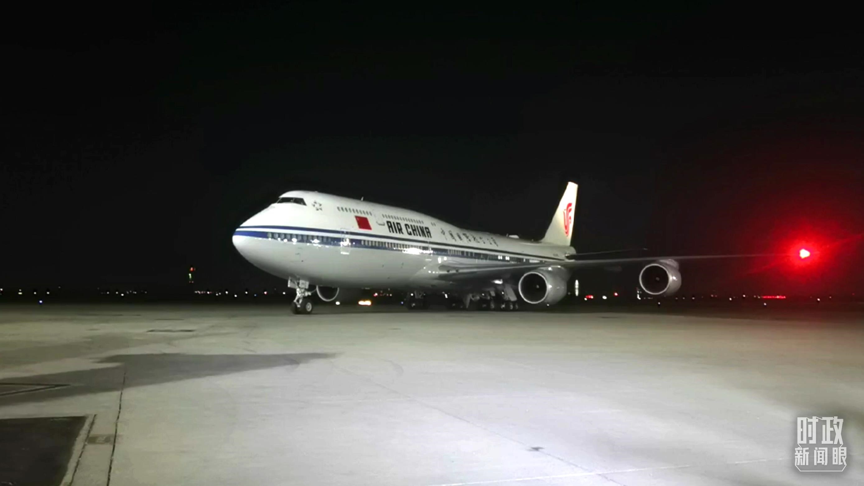 △這是習(xí)近平乘坐的專機。（總臺央視記者鐘銳拍攝）