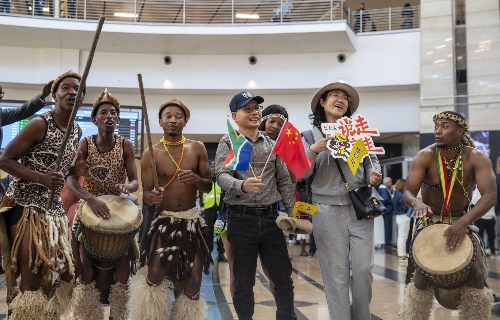 在南非約翰內(nèi)斯堡坦博國際機(jī)場(chǎng)，南非舞蹈演員歡迎中國試點(diǎn)恢復(fù)出境團(tuán)隊(duì)旅游后首批抵達(dá)南非的中國游客（2023年3月29日攝）。