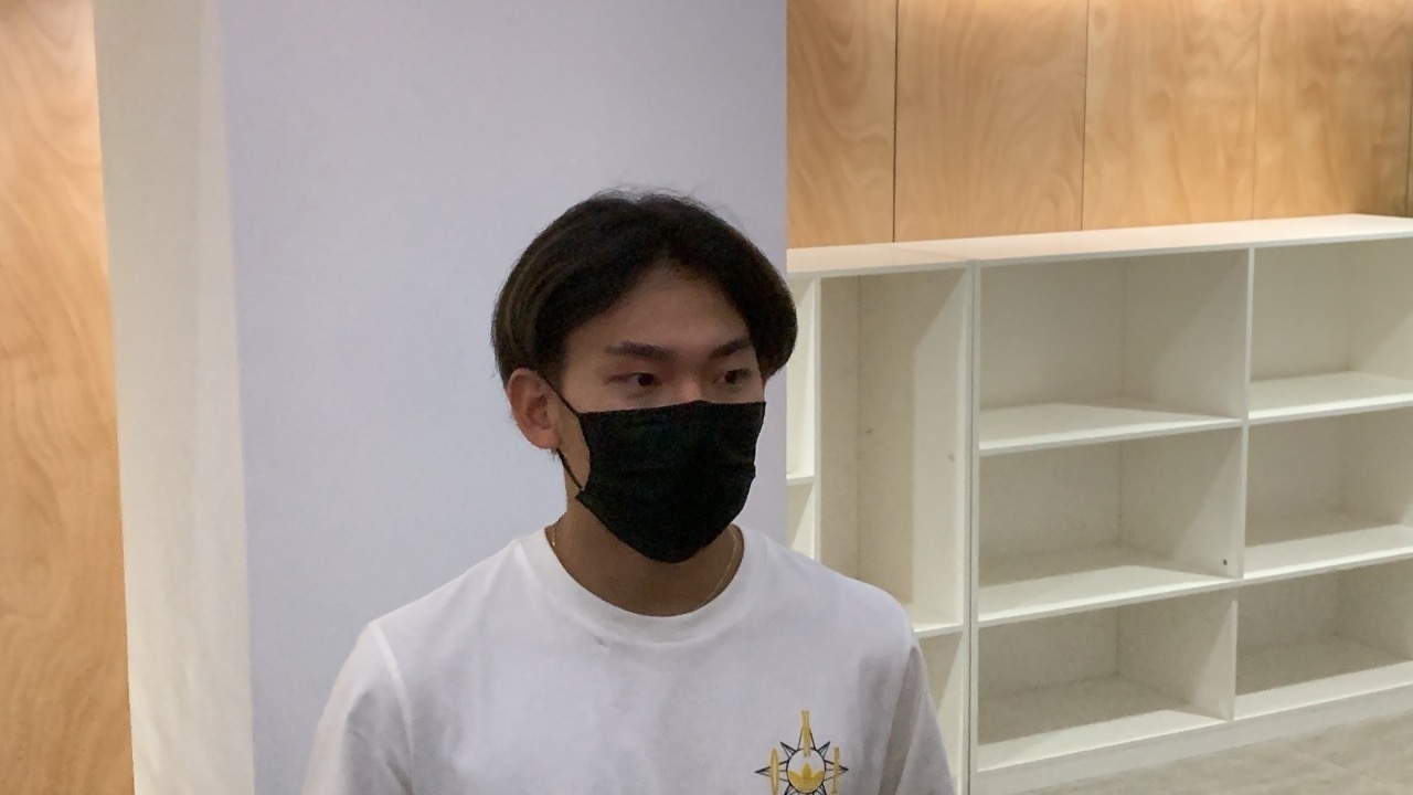 蘇翊鳴接受媒體采訪。荊政崳攝