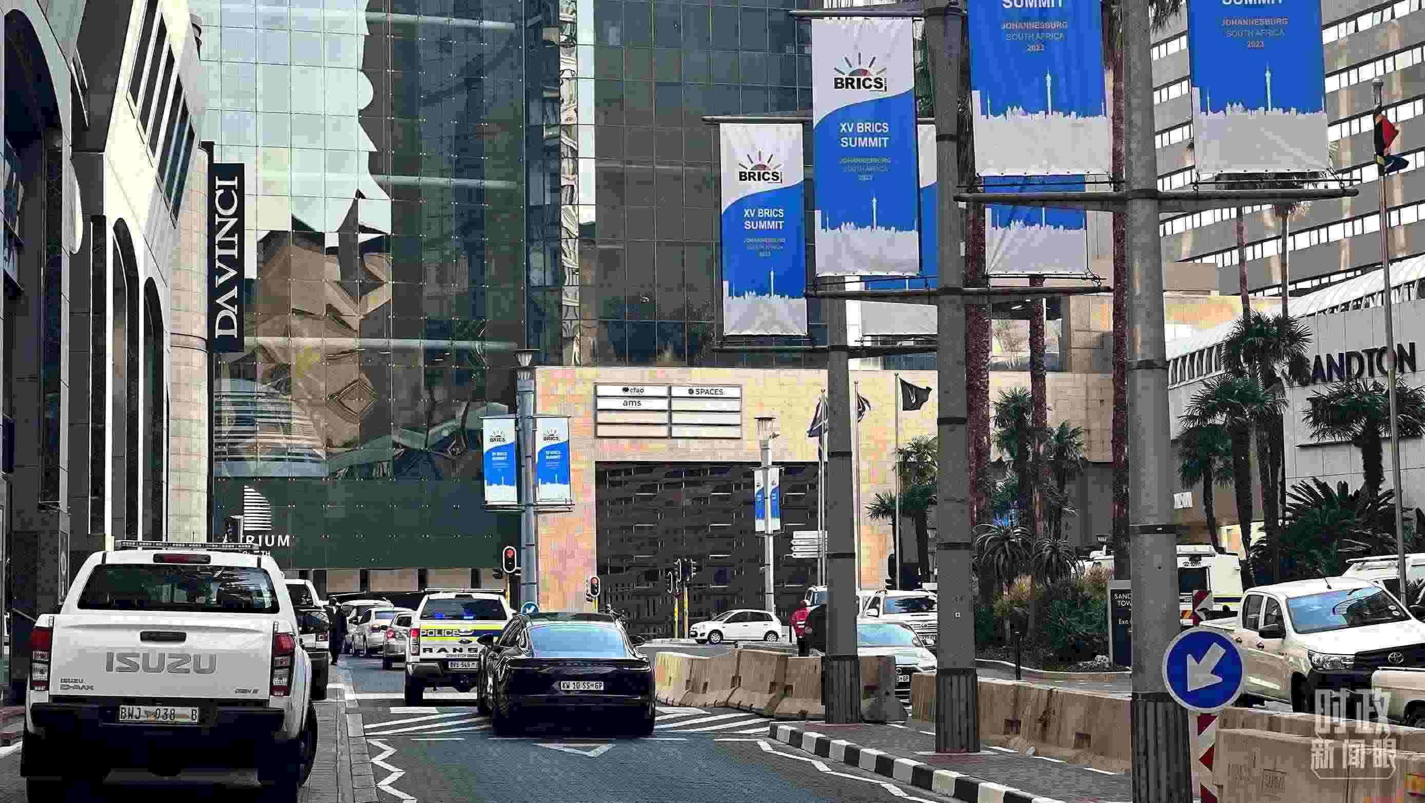 △約翰內斯堡街頭的金磚元素。（總臺央視記者程鋮拍攝）