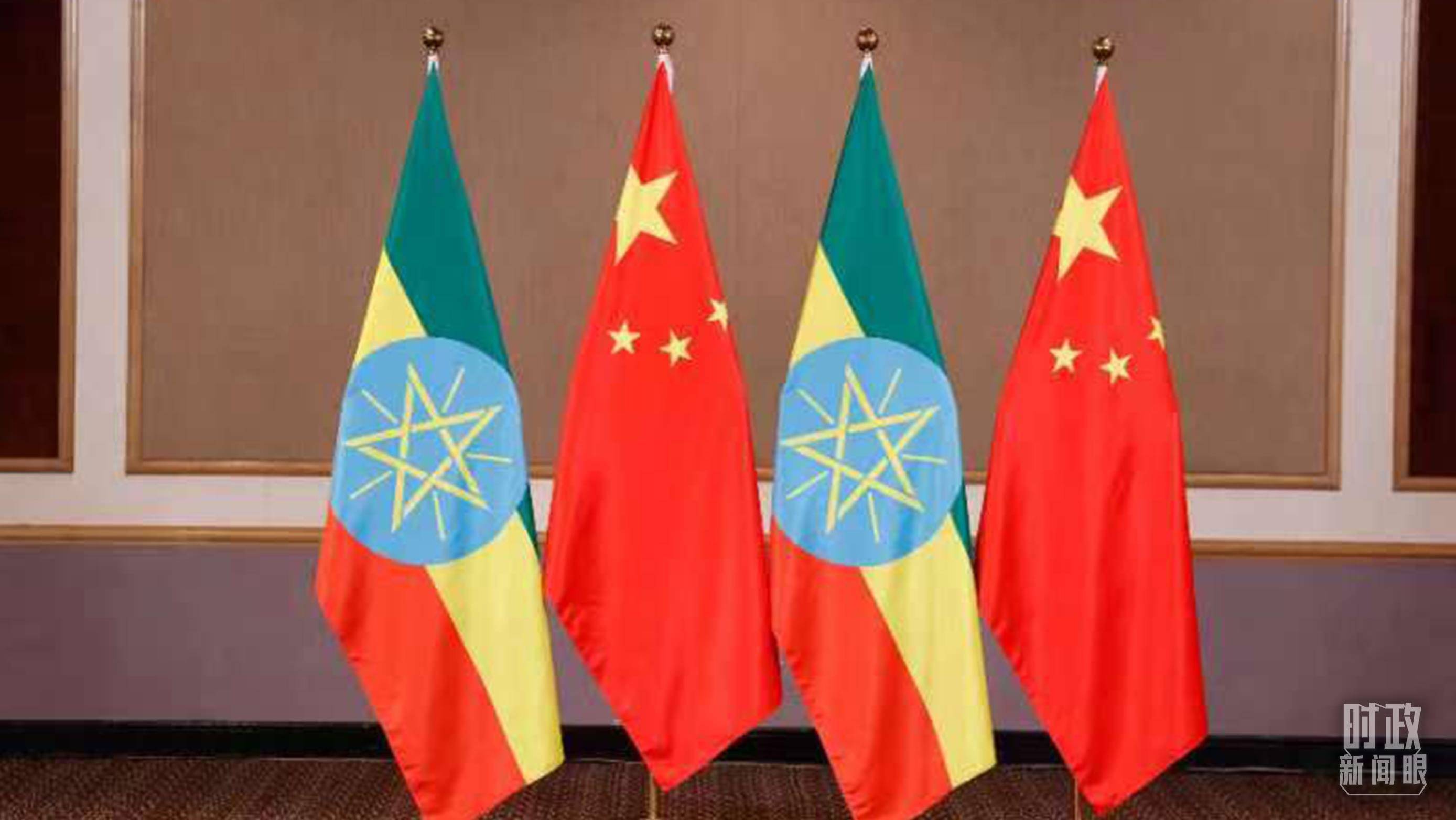 △會見現(xiàn)場的中國、埃塞兩國國旗。（總臺央視記者耿小龍拍攝）