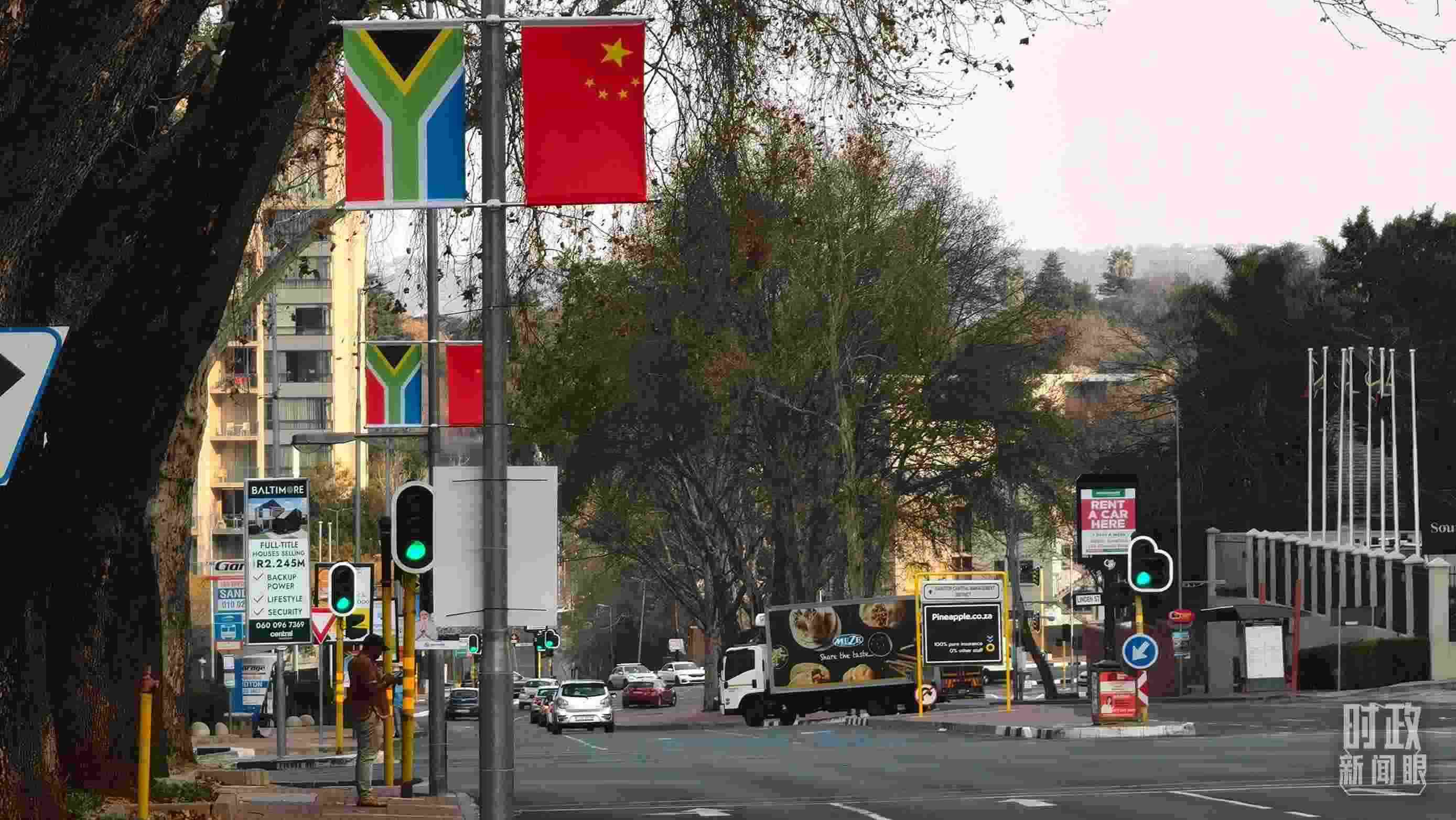 △約翰內斯堡街道兩側懸掛的中國國旗。（總臺央視記者韓銳拍攝）