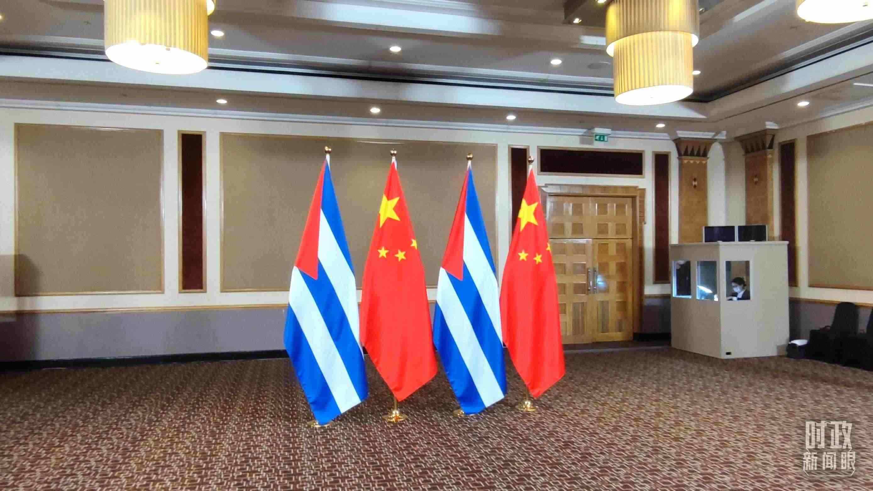 △會見現(xiàn)場的中古兩國國旗。（總臺央視記者耿小龍拍攝）