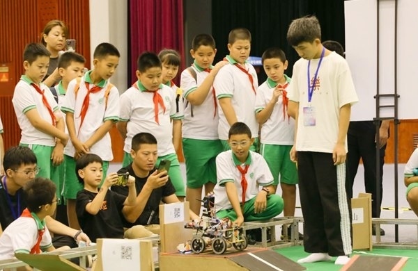 青少年學(xué)生現(xiàn)場觀看比賽。北京工商大學(xué)供圖