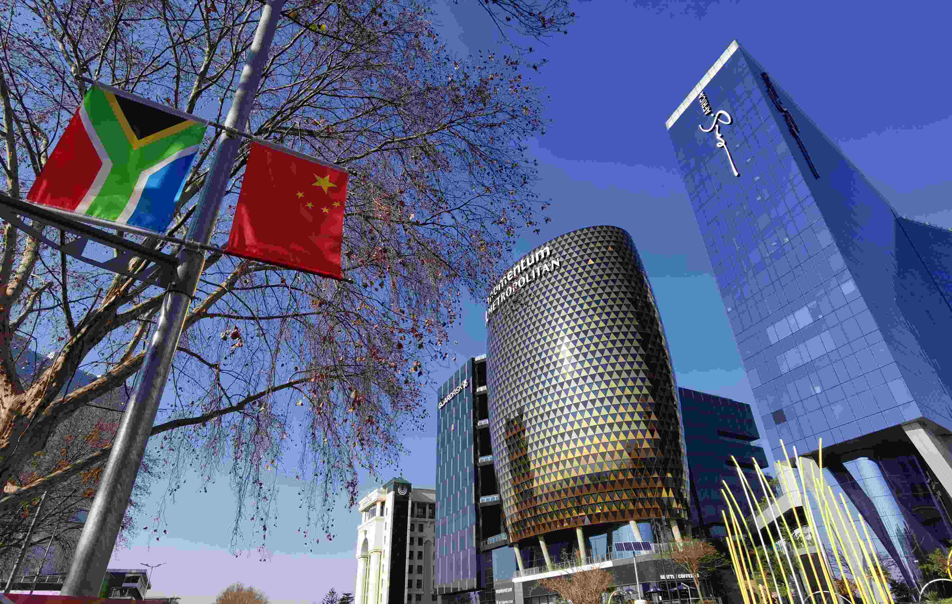 南非約翰內斯堡街頭懸掛著中國和南非兩國國旗