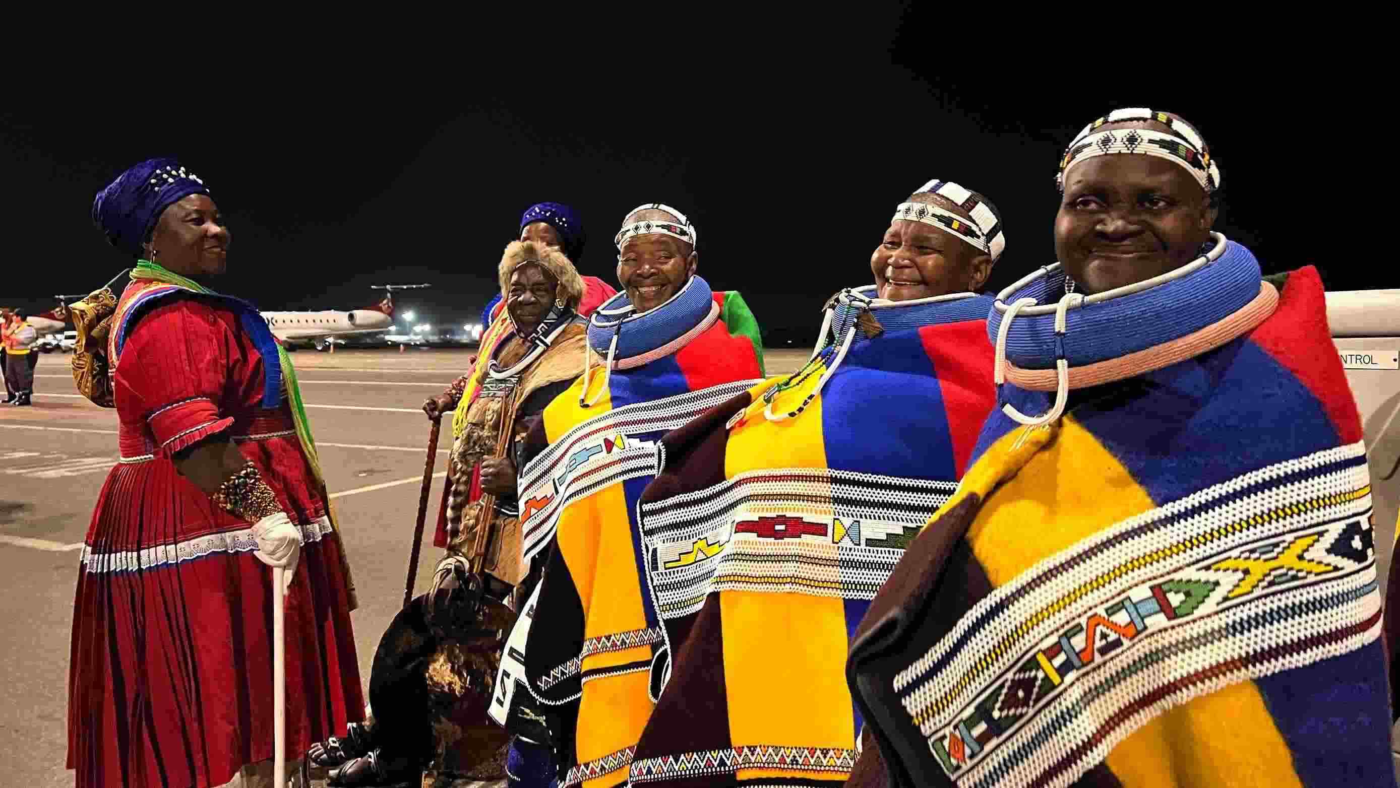 當?shù)貢r間2023年8月21日晚，習近平主席乘坐的專機抵達南非約翰內斯堡坦博國際機場，這是身穿民族服飾迎接的當?shù)厝罕姟? width=