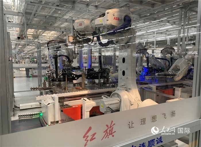 一汽—紅旗繁榮工廠內(nèi)的智能機器人。人民網(wǎng) 宋歌攝