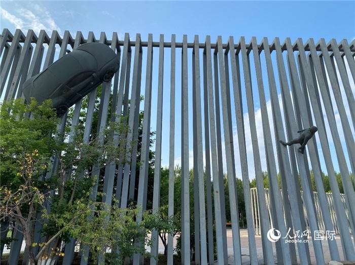 長春國際汽車公園中的立體雕塑。人民網(wǎng) 宋歌攝