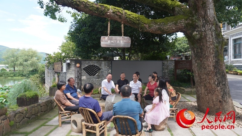 余杭區(qū)徑山鎮(zhèn)小古城村村民在“樟樹下議事”。人民網(wǎng)肖聰聰攝