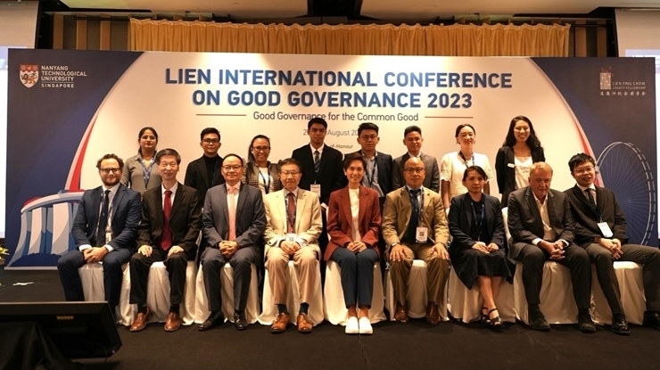 與會(huì)嘉賓和新書(shū)的編者及章節(jié)作者合影。新加坡南洋理工大學(xué)供圖