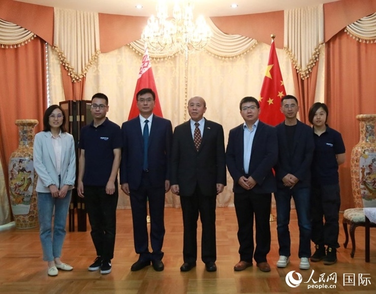 謝小用大使與人民網(wǎng)記者合影。