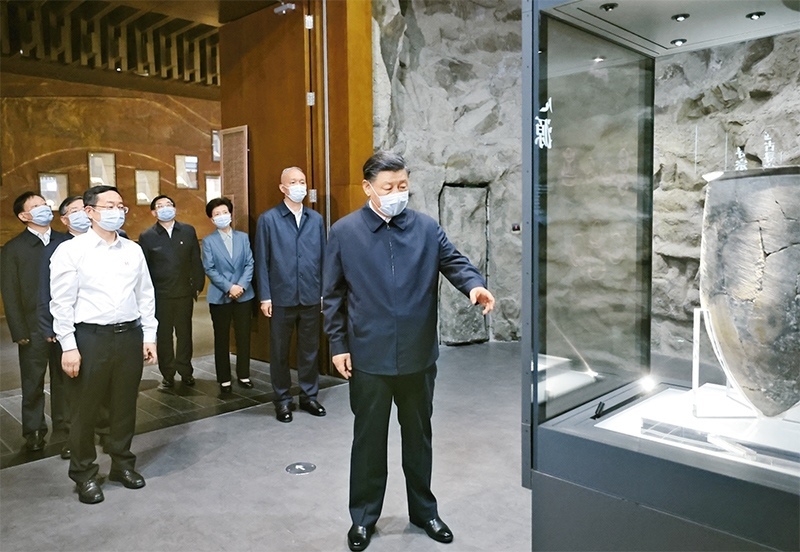 2023年6月2日，中共中央總書記、國家主席、中央軍委主席習近平在北京出席文化傳承發(fā)展座談會并發(fā)表重要講話。這是座談會前，習近平2日下午在中國歷史研究院考察。 新華社記者 鞠鵬/攝