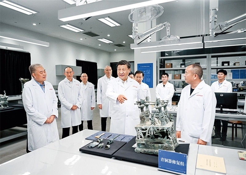 2023年7月25日至27日，中共中央總書記、國家主席、中央軍委主席習近平在四川考察。這是26日下午，習近平在位于德陽市廣漢市的三星堆博物館文物保護與修復館，同現(xiàn)場工作人員親切交流。 新華社記者 謝環(huán)馳/攝