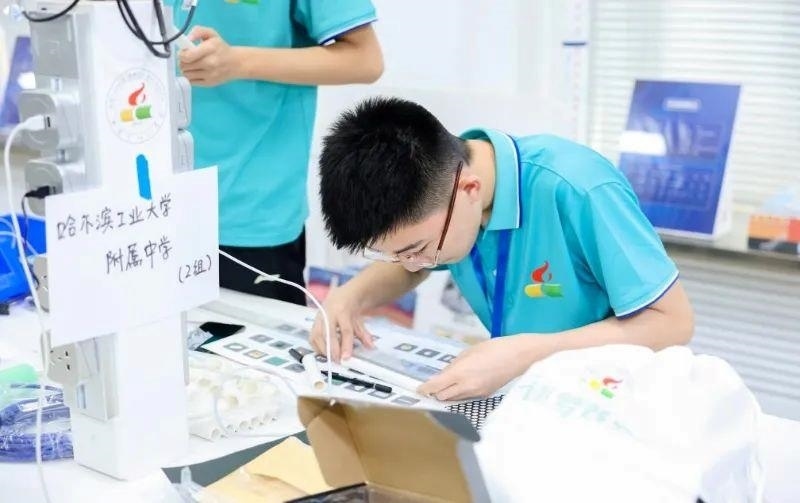 △今年7月，“逐夢蒼穹”科技主題教育活動在北京市八一學校舉辦。來自全國各地的百余名師生，在動手實踐中學習航天知識、提高創(chuàng)新能力。