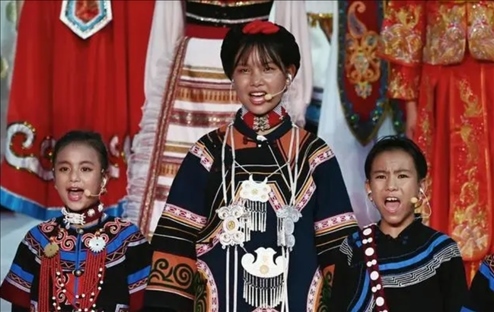 △今年7月，在成都大運會開幕式上，從大山深處走來的孩子們，自信地站在舞臺中央，以歌聲表達對未來的憧憬。