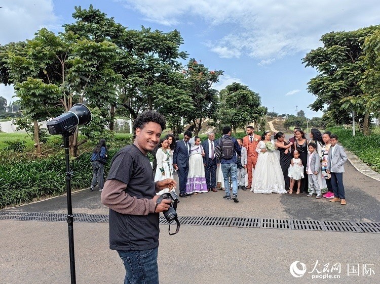 一對新人和親友在亞的斯亞貝巴友誼廣場合影。人民網(wǎng)記者 陳星星攝