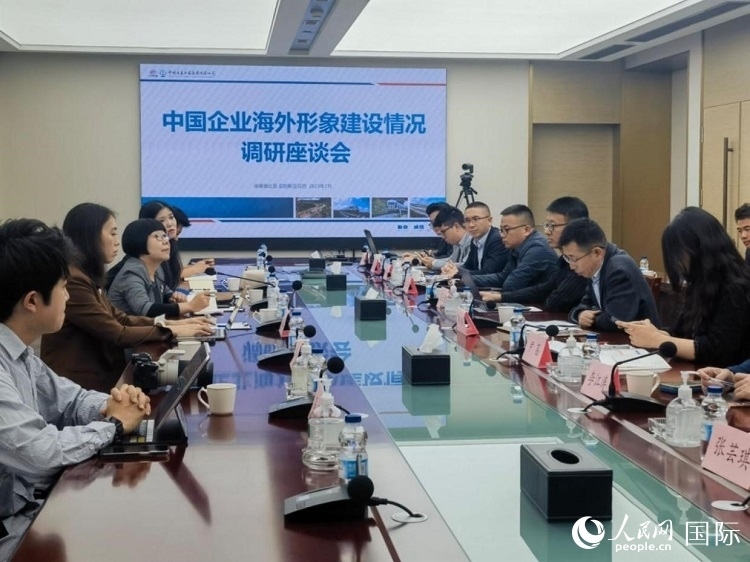 埃塞俄比亞中國商會企業(yè)代表與人民網(wǎng)記者座談。人民網(wǎng)記者 劉寧攝