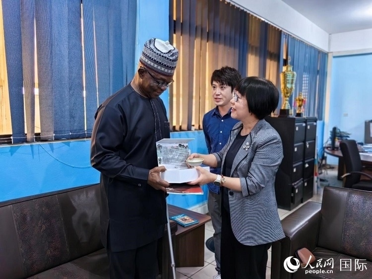 人民網(wǎng)監(jiān)事會主席唐維紅（右一）帶隊訪問尼日利亞通訊社，與該社總裁布克·龐勒（左一）交流。人民網(wǎng)記者 陳星星攝