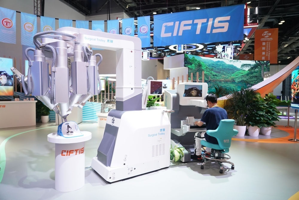 這是9月1日在國家會議中心拍攝的一款單孔腔鏡手術(shù)機器人。新華社記者 任超 攝