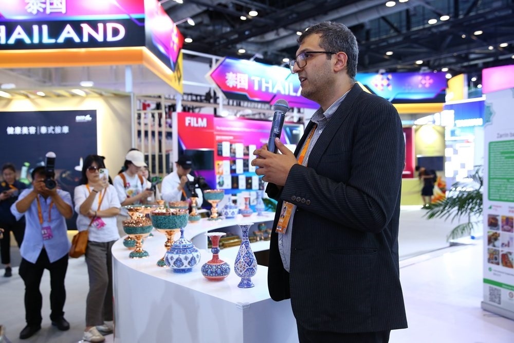 9月1日，參展商在國家會議中心向媒體記者介紹展臺信息。新華社記者 孫瑋彤 攝