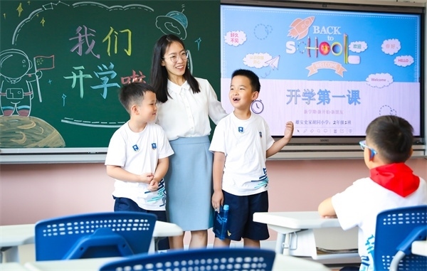 8月30日，雄安史家胡同小學學生體驗學校生活。