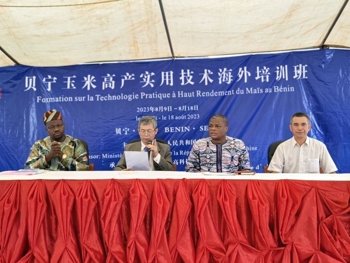 8月9日，2023年貝寧“玉米高產(chǎn)實用技術(shù)培訓班”開班儀式在位于塞梅波吉市的中國援貝寧農(nóng)業(yè)技術(shù)示范中心舉行。