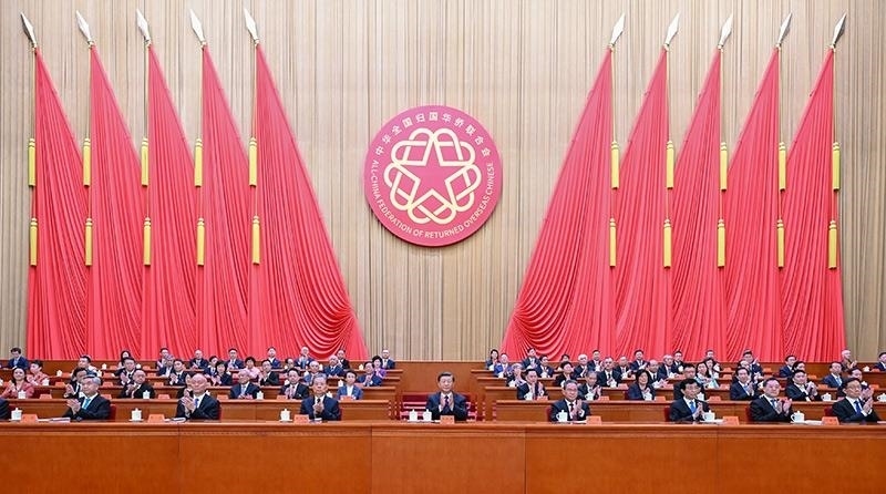 2023年8月31日，第十一次全國歸僑僑眷代表大會在北京人民大會堂開幕。習近平等黨和國家領導人到會祝賀