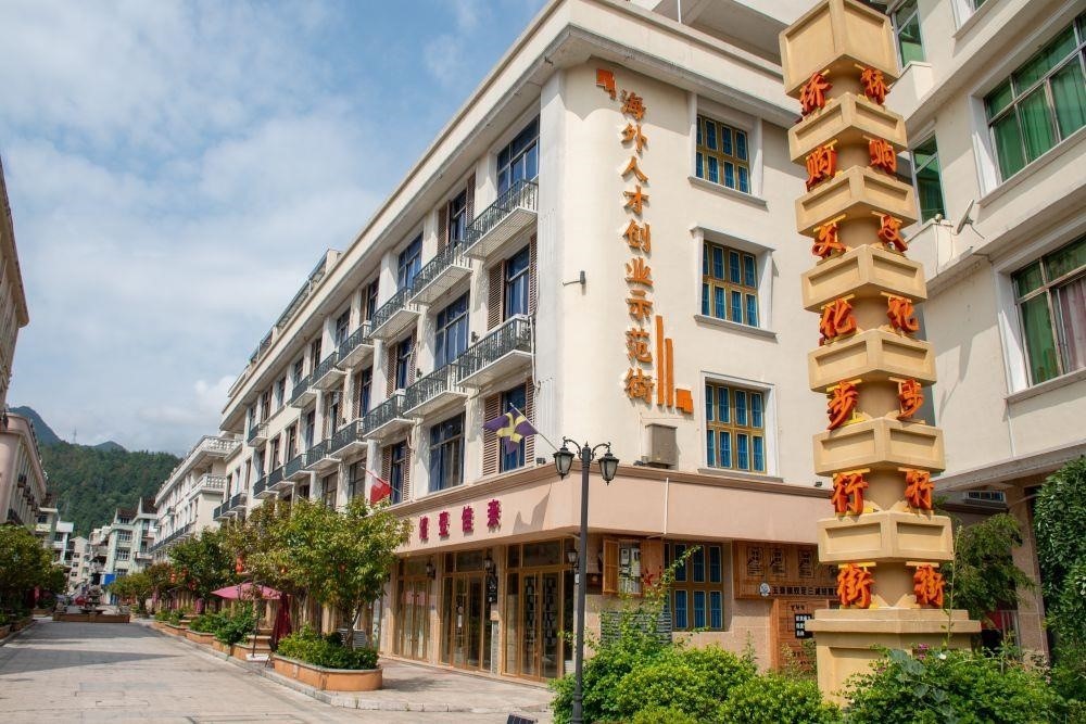 浙江溫州文成縣玉壺鎮(zhèn)是全國著名僑鄉(xiāng)。近年來，當?shù)胤e極搭建平臺，吸引華僑回鄉(xiāng)創(chuàng)業(yè)。圖為該鎮(zhèn)的海外人才創(chuàng)業(yè)示范街