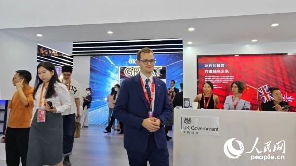 9月2日，英國館館長、英國商業(yè)貿(mào)易部市場推廣主管康鵬接受人民網(wǎng)記者采訪。人民網(wǎng)記者 趙雯博攝
